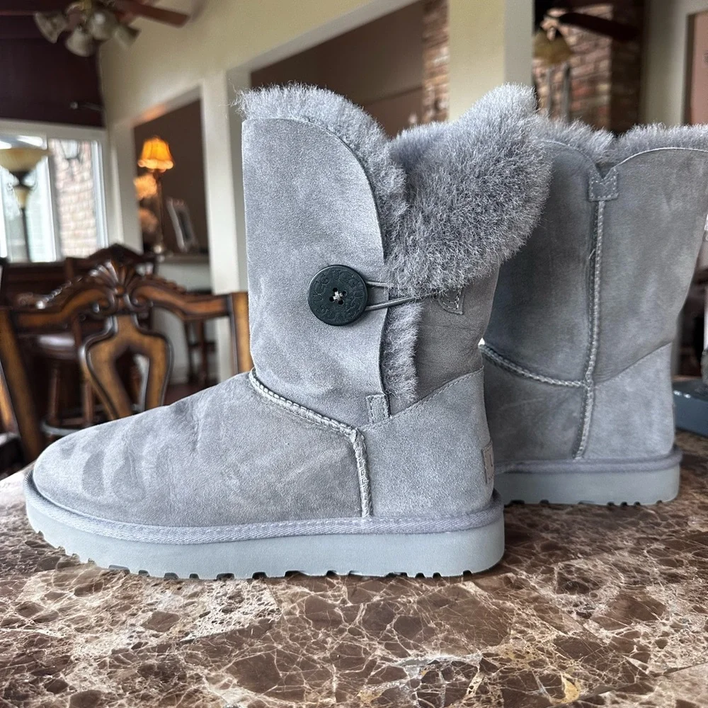 UGG Bailey Button Boot Size 9 - Picture 12 of 12